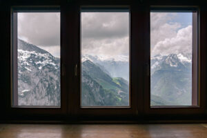 3 fenêtres offrant une vue sur les montagnes