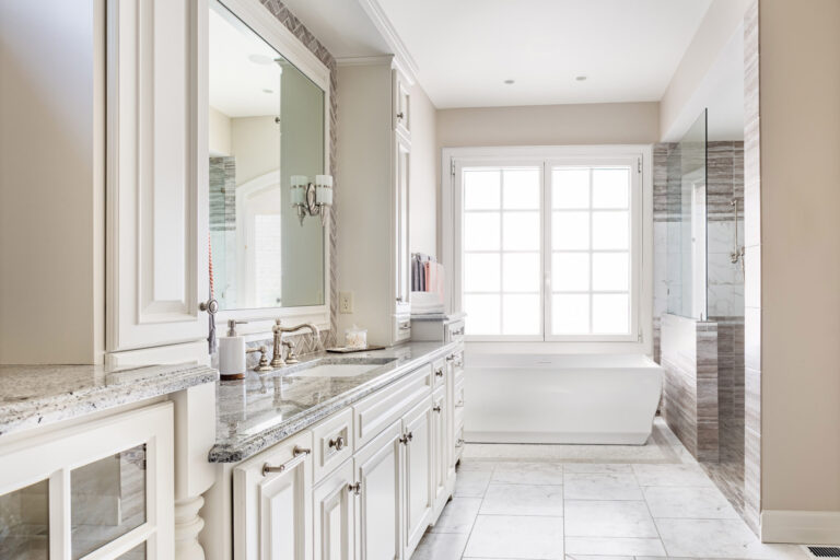 Large bathroom in luxury home with sink, bathtub, and cabinets Fenêtre double vitrage en PVC