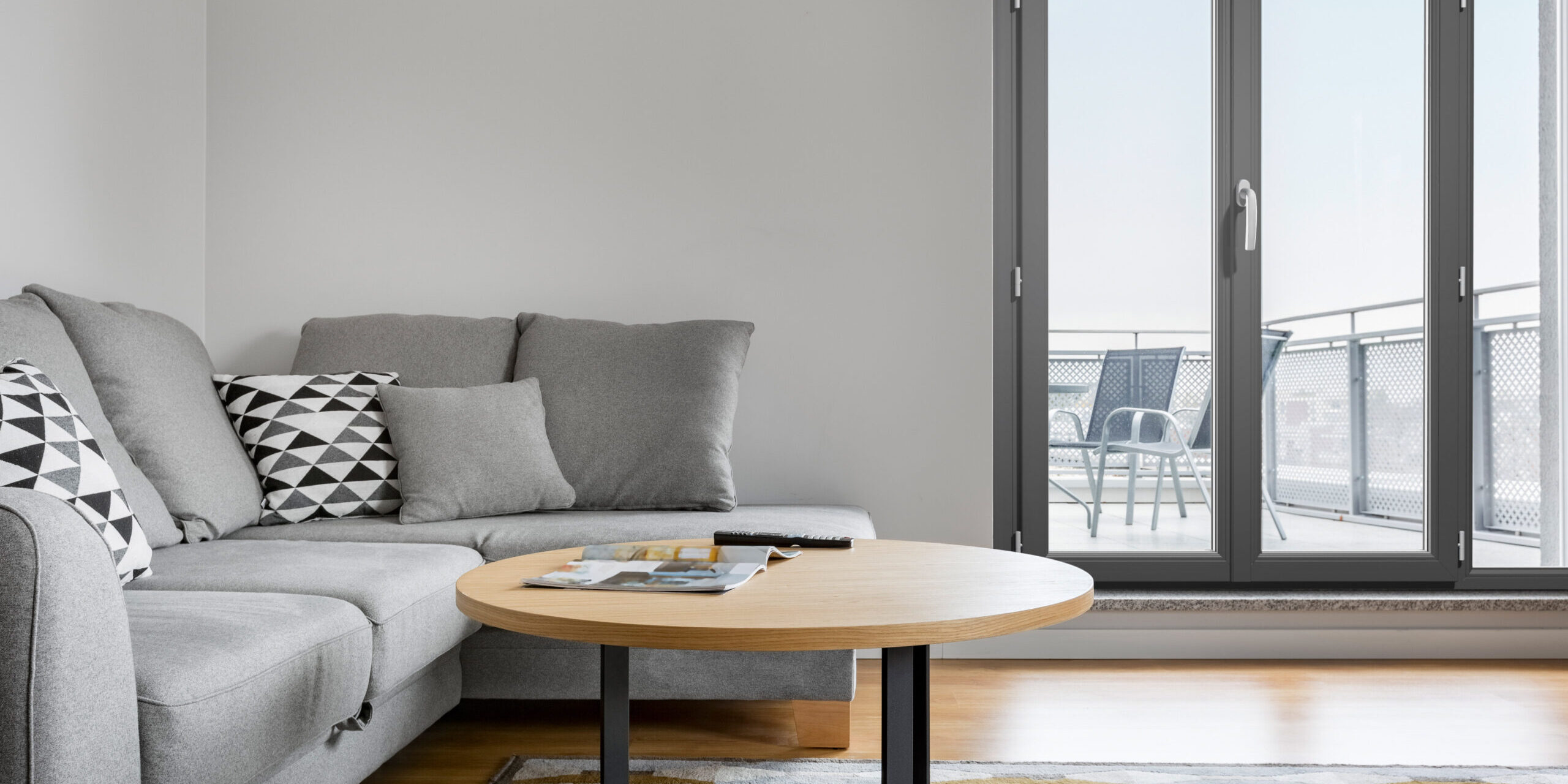 Sofa in room with terrace Fenêtre à galandage