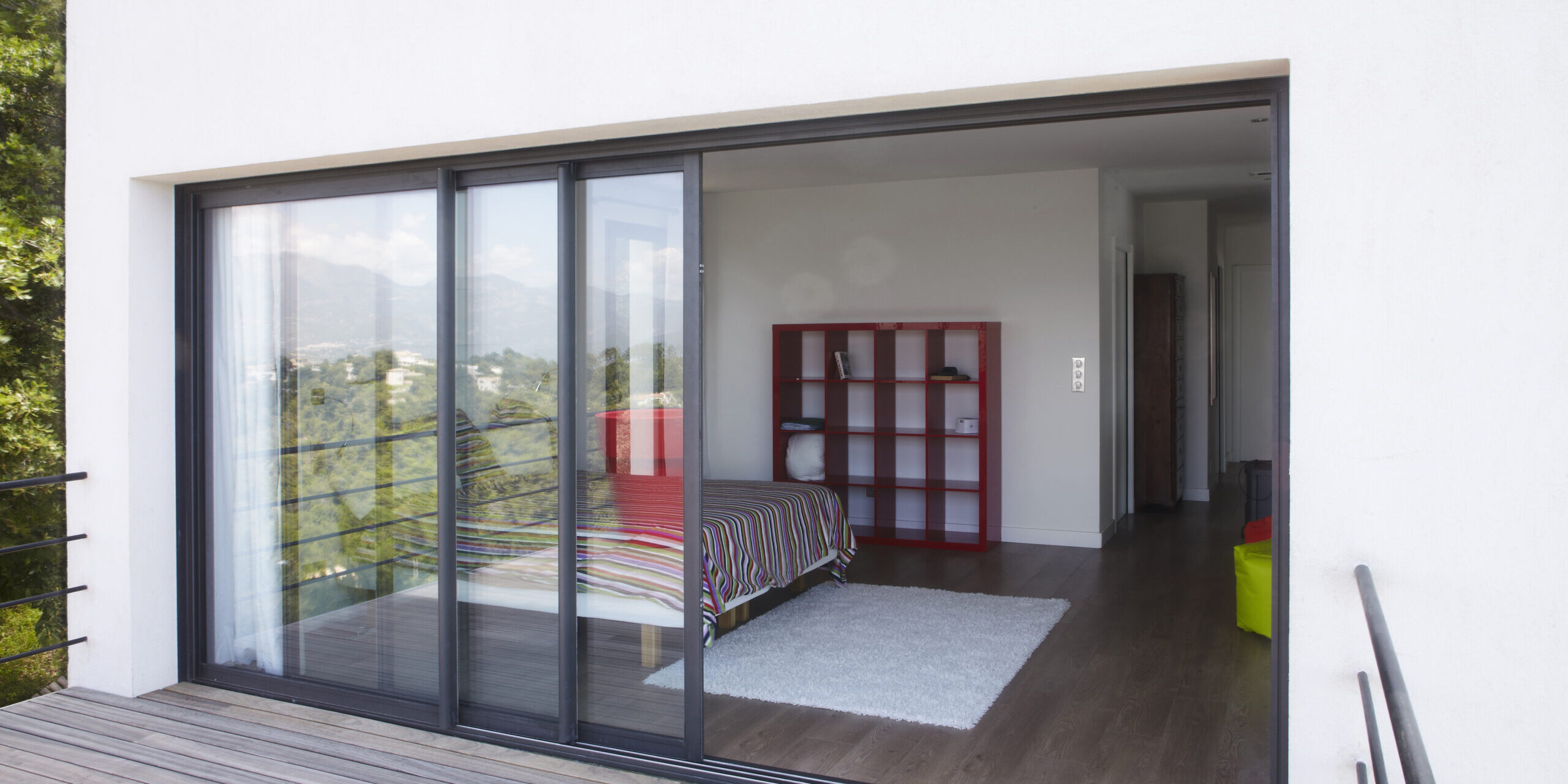 Une baie vitrée coulissante 