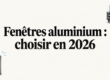 Séjour contemporain avec de grandes fenêtres donnant sur un paysage verdoyant