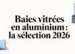 Baie vitrée coulissante en aluminium ouverte sur un jardin lumineux, dans une maison contemporaine.